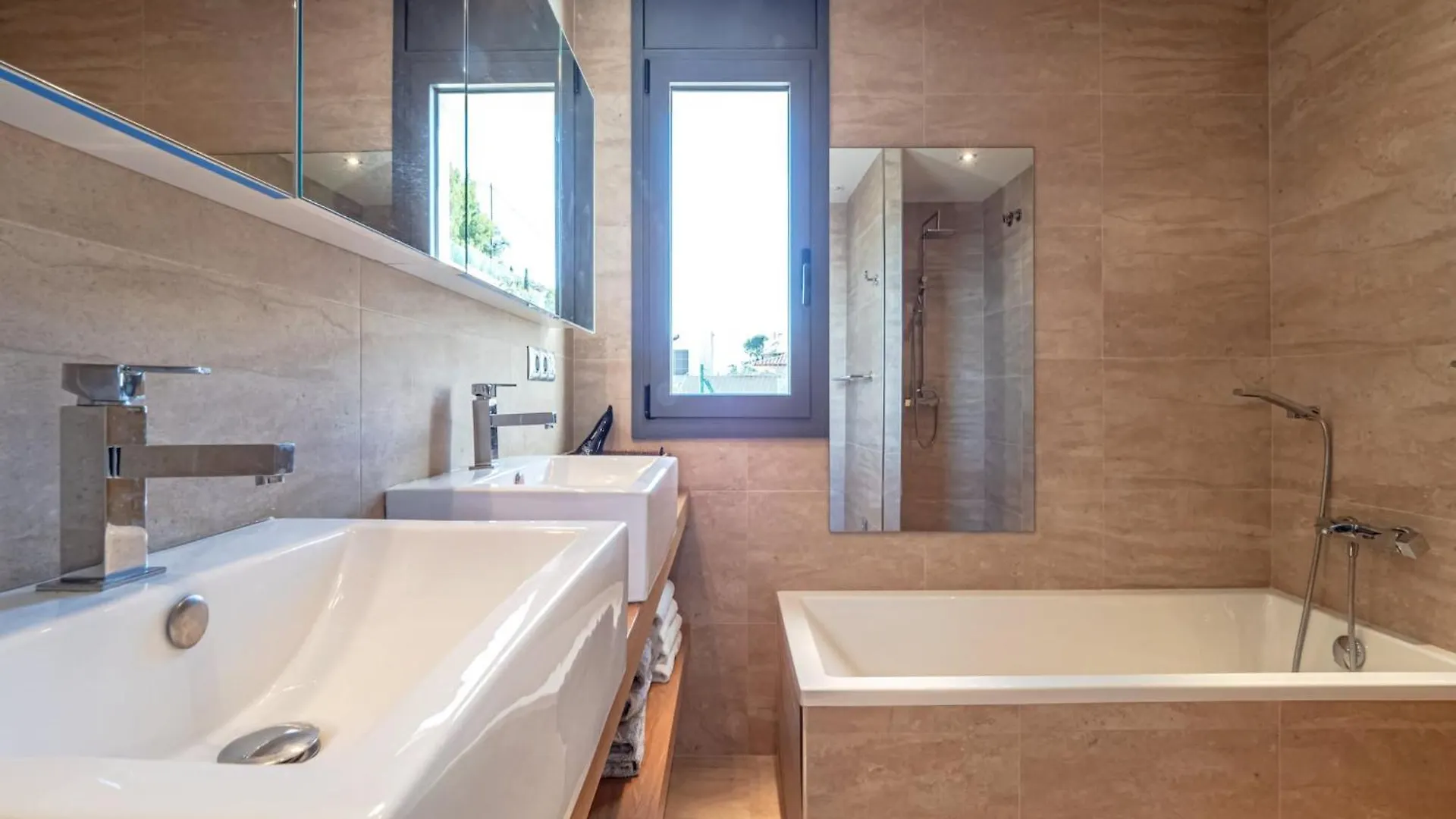 בית נופש Montjoi Apartment In Roses With Central Heating