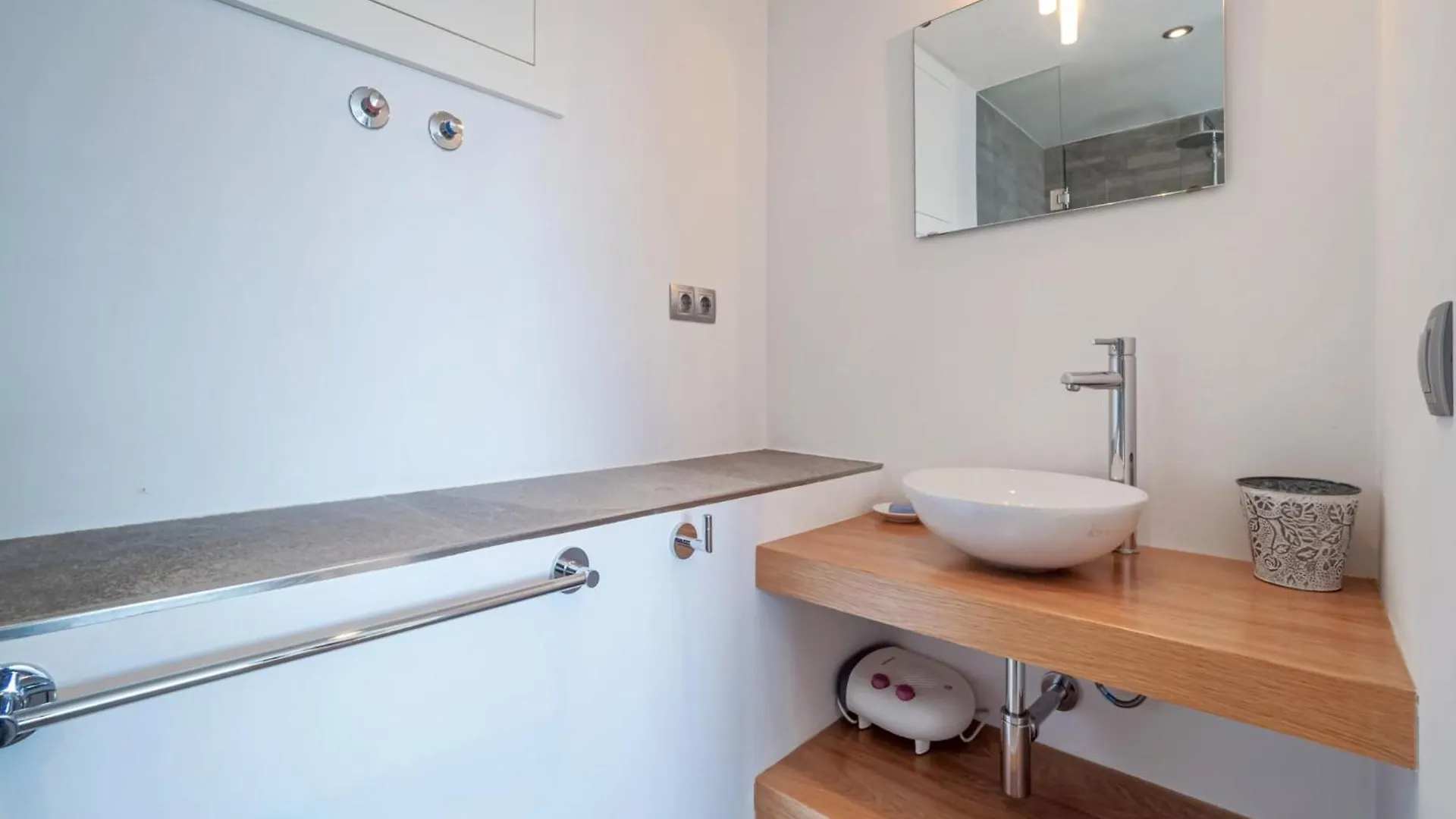 Montjoi Apartment In Roses With Central Heating