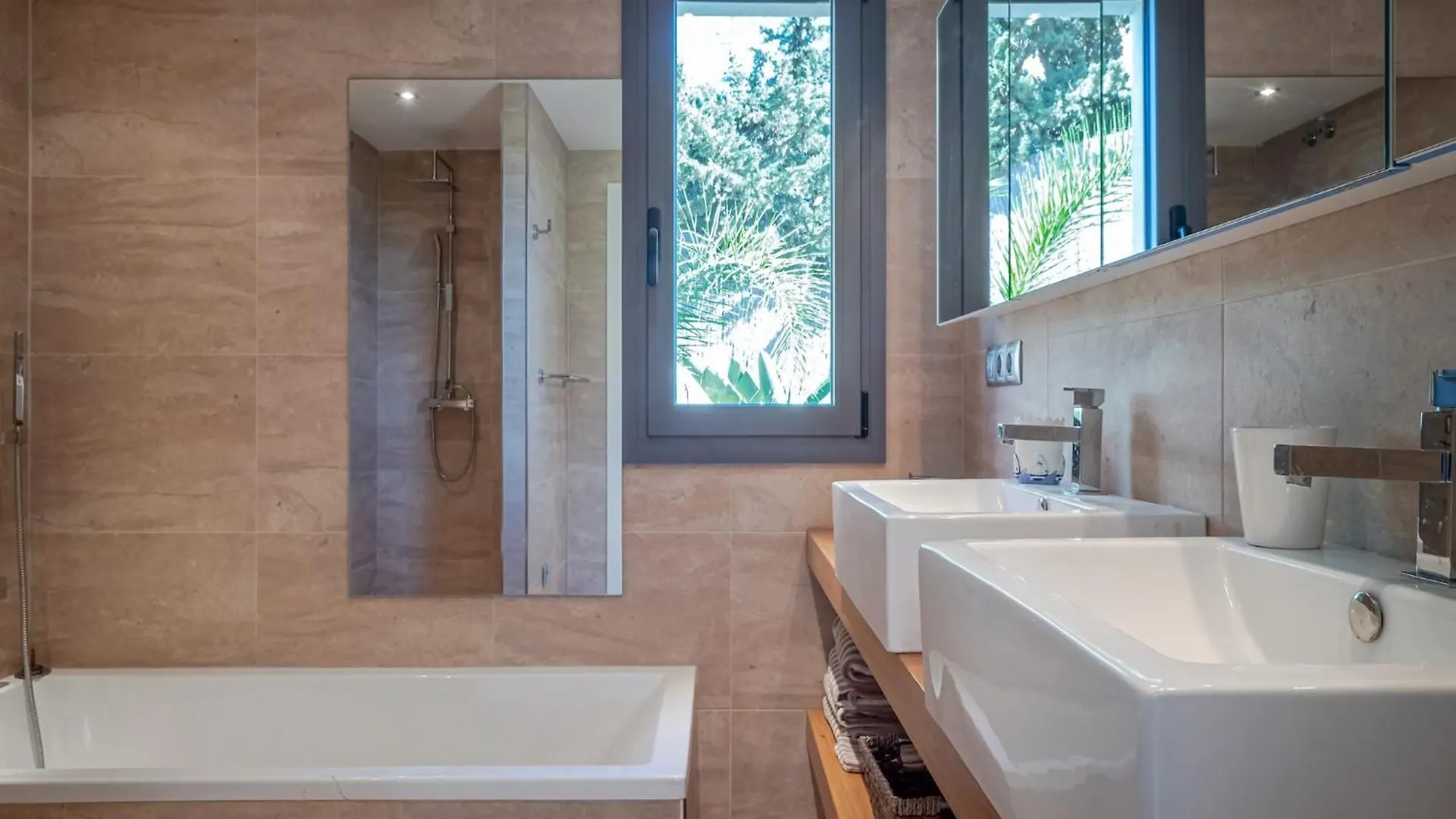 Montjoi Apartment In Roses With Central Heating בית נופש