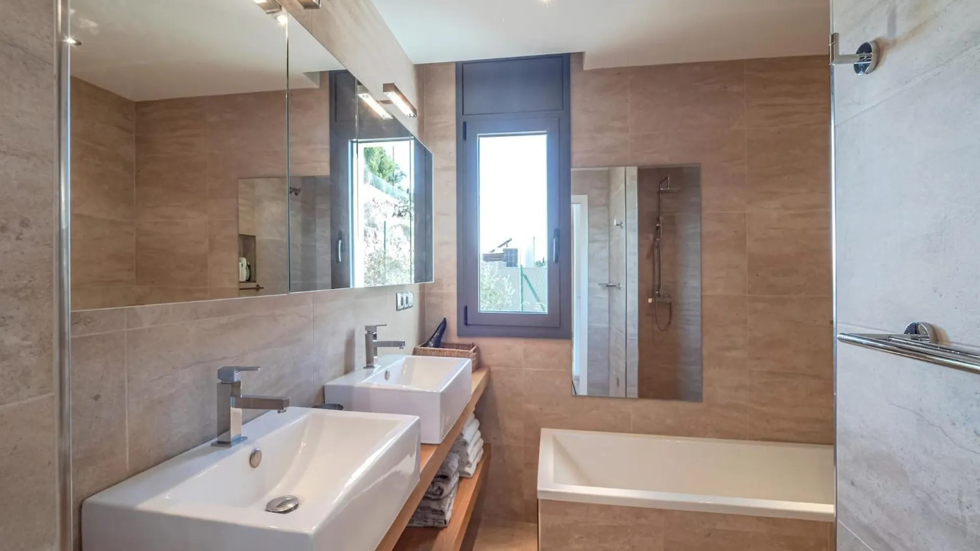 Montjoi Apartment In Roses With Central Heating 0*,